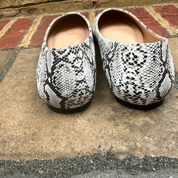 NEW Journee Collection Kavn Ballet Flats Snake Print Size 7 Narrow - Picture 4 of 8
